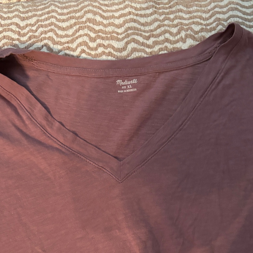 Madewell V-Neck Tee in Mauve Plum